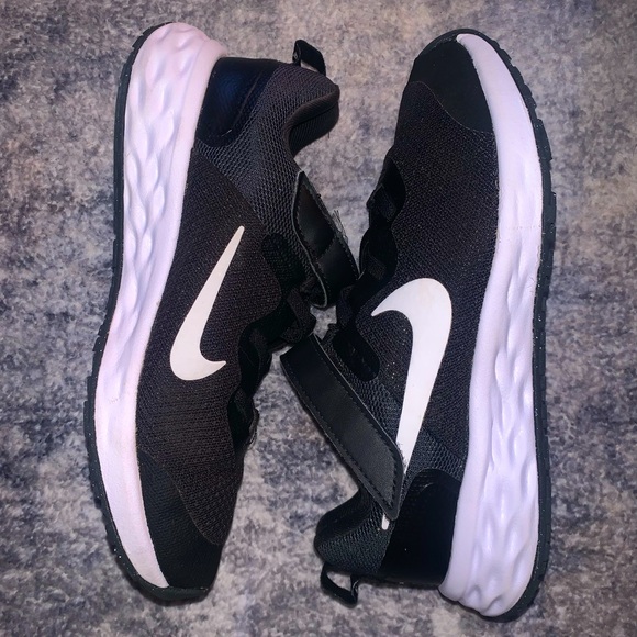 Boys Nike Revolution 6 - Picture 2 of 5